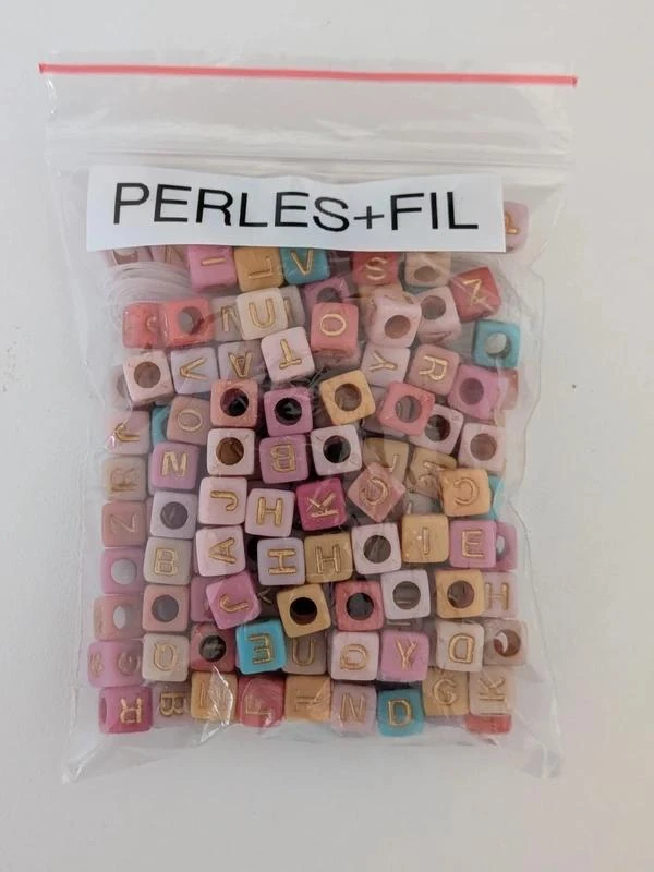 Sachet de 190 perles alphabet carré avec fil